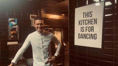 Bild: Stefanie Roth
Adriano Colella im Herzstück der ehemaligen Pizzeria seiner Eltern, in der Küche: Hier finden Kochkurse statt.