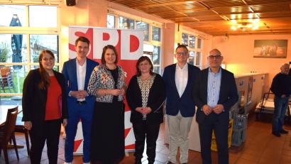 Bild: Franz Xaver Meyer
Die Oberpfälzer SPD beim Bezirksparteitag in Neumarkt. Von links: Landesvorsitzende Ronja Endres, David Mandrella, Carolin Wagner, Marianne Schieder, Gregor Forster und Ismail Ertug.
