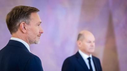 Bild: Christoph Soeder/dpa
Ex-Finanzminister Lindner warf Kanzler Scholz eine „Entlassungsinszenierung“ vor - und steht nun selbst in der Kritik. (Archivbild)