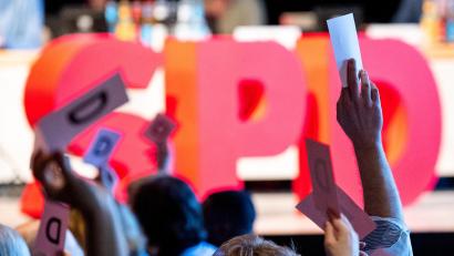 Symbolbild: Daniel Bockwoldt /dpa
Stimmkarten werden während eines SPD-Parteitags hochgehalten.