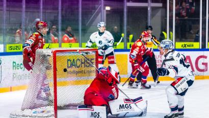 Bild: Tobias Neubert
Marat Khaidarov (rechts) trifft in dieser Szene zum ersten Mal im Trikot der Blue Devils Weiden zur zwischenzeitlichen 3:1-Führung.