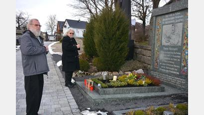 Archivbild: jr
Vilsbiburgs Stadtpfarrer Peter König (rechts) kennt Konnersreuth bestens aus seiner Schulzeit in Fockenfeld, hier am Grab der Resl mit Pfarrseelsorger Pater Benedikt Leitmayr, im Jahr 2021.