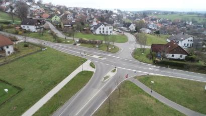 Bild: bey
Zum geplanten Umbau oder Ausbau der Schutzengelkreuzung herrscht bei Bürgermeister Reinhard Sollfrank noch Optimismus, dass dieses Vorhaben mit dem Markt Parkstein als Kostenträger noch umgesetzt wird.