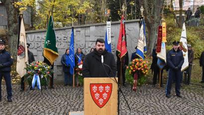 Bild: gf
Am Ehrenmal am Friedhofsberg waren die Fahnenabordnungen der Vereine und Verbände aufgezogen, als Erster Bürgermeister Stefan Frank der Opfer von Kriegen und Gewalt gedachte.