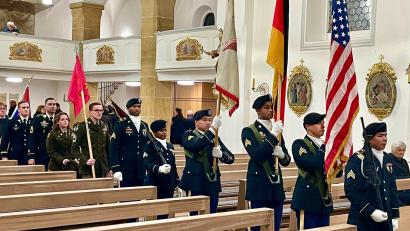 Bild: Gerhard Krones
Einzug der einzelnen Fahnenabordnungen in die katholische Pfarrkirche Freihung.