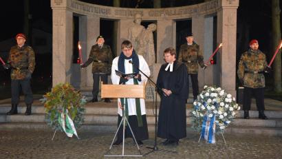 Bild: jr
Stadtpfarrer Oliver Pollinger und der evangelische Pfarrer Andreas Kraft sprachen bei der Feier des Volkstrauertags Gebete vor dem Kriegerdenkmal. Mitglieder der Krieger-, Soldaten- und Reservistenkameradschaft Mitterteich stellten eine Ehrenwache.