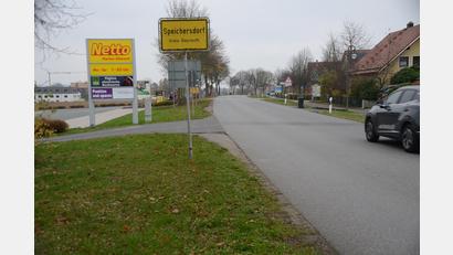 Bild: ak
Eine der ersten Maßnahmen im Mobilitätskonzept ist eine Querungshilfe an der Weidener Straße (Bild) zu den Einkaufmärkten.