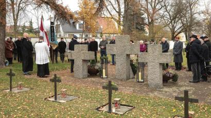 Bild: Wolfgang Steinbacher
Am Volkstrauertag segneten die Pfarrer Markus Brunner und David Scherf die im August 2024 geschändeten Soldatengräber auf dem Katharinenfriedhof in Amberg neu.