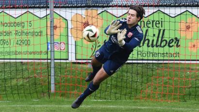 Bild: Gerhard Büttner
Max Baierl hält im dieser Szene den Strafstoß eines Hauzenbergers. Am Ende stand der Sportclub Luhe-Wildenau dennoch mit leeren Händen da.