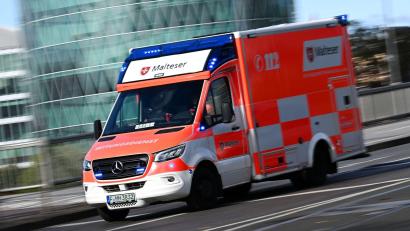 Bild: Arne Dedert/dpa
Nach einem Autounfall stirbt eine Frau in einer Klinik. (Symbolbild)