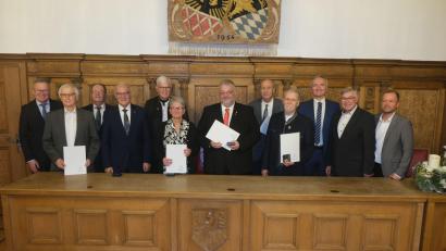 Bild: usc
Ehrungsabend im Rathaus (von links): Oberbürgermeister Michael Cerny, Bernhard Saurenbach, Martin Preuß, Heinz Donhauser, Karl Müller, Wanda Szumlewski, Carsten-Armin Jakimowicz, Dieter Amann, Siegfried Balzer, Harald Schwartz, Dieter Mußemann und Ehrengast MdL Bernhard Heinisch.
