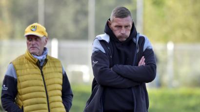 Archivbild: Hubert Ziegler
Ungemütliche Wochen für Trainer Andreas Scheler (rechts), Teammanager Hannes Beer (links) und den FC Amberg. Im Aufsteigerduell verloren die Amberger bei Kosova Regensburg mit 0:5.