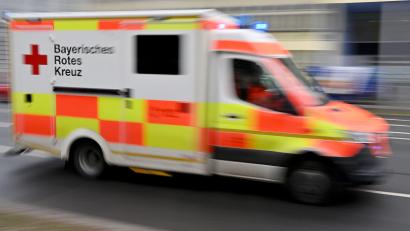 Bild: Peter Kneffel/dpa
Sanitäter bringen den Senior mit schweren Verletzungen in ein Krankenhaus. (Symbolbild)