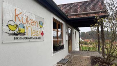 Bild: ge
Der BRK-Kindergarten "Kükennest" in Fürnried hat nicht nur viele Wasserschäden, sondern auch ein Drainage- und Kanalproblem. Jetzt wird gebaggert hinterm Haus.
