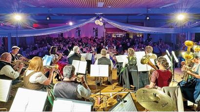 Bild: Tobias Reitmeier/exb
Volles Haus auf dem Miesberg: Das 48. Sänger- und Musikantentreffen in Schwarzenfeld zieht zahlreiche Besucher an.