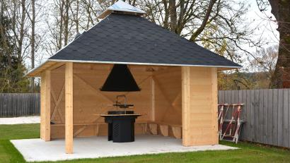 Bild: jr
Der Bau eines wettergeschützten Grillhäuschens an einer Freizeitanlage in Pechbrunn ist eines von zwölf Kleinprojekten, für die Mittel aus dem Regionalbudget 2024 der Ikom Stiftland flossen.