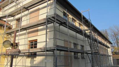 Bild: fg
Im Josefshaus Hirschau ist die Brandschutzsanierung angelaufen. Es wird ein Abgang über eine Außentreppe von Obergeschoß angebaut. Auch die seitliche Glasfront und Teile der Technik werden verändert.