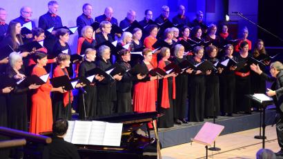 Archivbild: Kunz
Der Weidener Kammerchor eröffnete 2023 den Benefizabend des Hilfswerks "Adventslicht" mit "Machet die Tore weit".