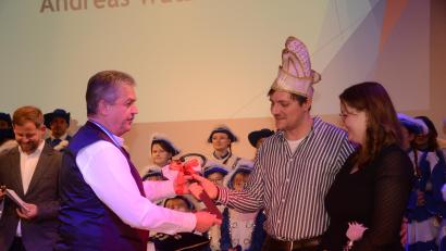 Bild: bey
Bürgermeister Andreas Wutzlhofer (links) übergibt dem neuen Faschingsprinzenpaar Florian III. und Julia II. den Stadtschlüssel.