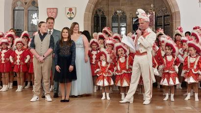 Bild: mfh
Christian Kellner, der Präsident der FG Knappnesia, stellte das Kinderprinzenpaar Leyla I. und Paul I (vorn). sowie das Prinzenpaar Vanessa I. und Dominik I. vor.