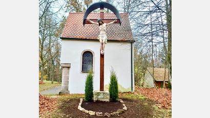 Bild: mma
Im Frühjahr wird der Kreis aus Natursteinen vor dem Kreuz auf dem Frohnberg dank einer Spende bepflanzt.