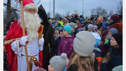 Bild: jr
Sankt Nikolaus und der Krampus besuchten beim „Winterzelt“ die Kinder und hatten für sie süße Überraschungen dabei.