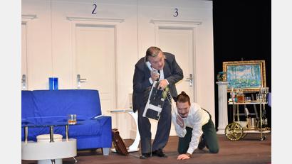 Bild: rgr
Urkomische Szenen brachten Jens Ulrich Seffen (links) und Samuel Merold beim LTO-Theaterstück: "Dinner für Spinner" auf die Bühne der Stadthalle Grafenwöhr.