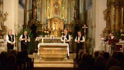 Bild: bey
Das "Kastelruther Männerquartett" bot ein wunderbares Konzert in der St.-Felix-Kirche. Helga Mahlknecht (rechts) führte mit einfühlsamen Worten durch das Programm.