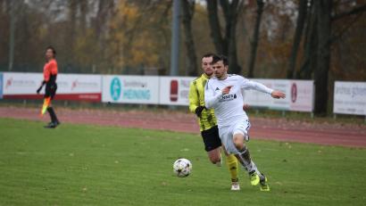 Bild: Dieter Jäschke
"Was der an dem Tag gefrühstückt hat, würde ich gerne wissen", sagt Fabian Hirmer, Trainer der SpVgg Schirmitz, über seinen Spieler Elija Hammer (im weißen Trikot), der beim 5:2-Sieg der Schirmitzer im Spitzenspiel beim TSV Erbendorf der entscheidende Mann war.