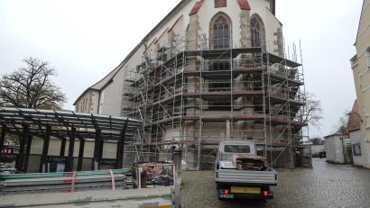 Bild: Wolfgang Steinbacher
Vergangene Woche wurde das Gerüst Meter für Meter abgebaut, mittlerweile ist es komplett verschwunden. Die Fassade der Stadtpfarrkirche St. Marien zeigt sich wieder aufgehübscht mit hellen und kräftigen Farben, auch der Sandstein wurde behandelt.