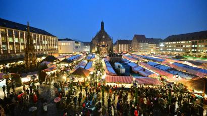 Bild: Matthias Merz/dpa
Der Nürnberger Christkindlesmarkt auf dem Hauptmarkt der Stadt.