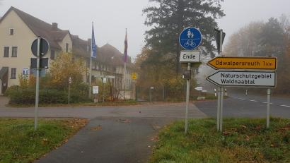 Bild: Benkhardt
Derzeit endet der Radweg an der B 299 kurz hinter der Autobahnanschlussselle Falkenberg vor der Jugendherberge bei Tannenlohe. Das Staatliche Bauamt würde gerne die Lücke zum Steinwaldradweg nach Reuth bei Erbendorf schließen.