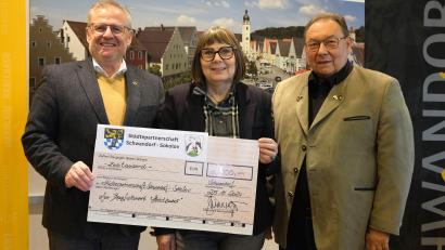 Bild: Hirsch
Oberbürgermeister Andreas Feller (links) und Komitee-Vorsitzender Ernst Schober (rechts) überreichen der Vorsitzenden des Hospizvereins, Gisela Pöhler, einen Scheck über 2100 Euro.