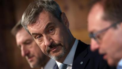 Bild: Karl-Josef Hildenbrand/dpa
Günther Felßner, Präsident des Bayerischen Bauernverbands, Markus Söder und Alexander Dobrindt (v. l.) stehen nach der Sitzung des CSU-Vorstands in der CSU-Landesleitung bei einer Pressekonferenz.