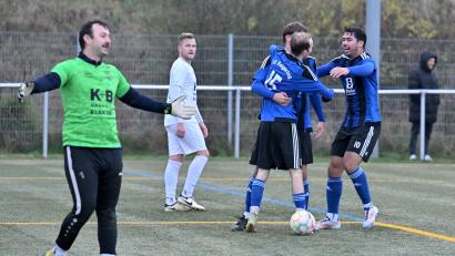Bild: Hubert Ziegler
Jubel bei den Raigeringer Spielern über den 2:1-Siegtreffer in der 84. Minute durch den eingewechselten Johannes Spreng (Dritter von rechts), während der Rosenberger Kapitän Maximilian Glöckner (Zweiter von links) und Torhüter Sebastian Moser (links) restlos bedient sind.