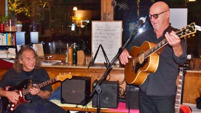 Bild: hdk
An der E-Gitarre begleitet (von links) Holger Stamm den Blues-Musiker Klaus Brandl im Gasthof Zum Hirschen