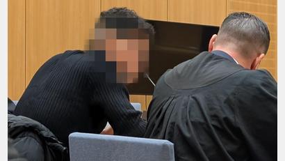 Bild: Wolfgang Würth
Rechtsanwalt Philipp Pruy mit seinem Mandanten. Um dessen Tatbeteiligung an einem Überfall in der Frauenrichter Straße ging es in der Verhandlung am Montag vor allem.