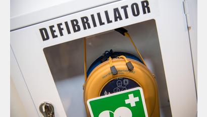 Symbolbild: Peter Kneffel
Die Gemeinde Leonberg schafft fünf Defibrillatoren an.