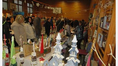 Bild: adj
Großer Besucheransturm in Störnstein. Der Weihnachtsmarkt ist heuer der Renner.