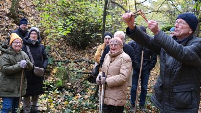 Bild: Hirsch
Gästeführer Peter Altnöder (rechts) holt die Zwistel aus der Tasche und schleudert einen Stein in die Schlucht, in der einst Fritz Gebhardt "Indianer" gespielt hat. Es war inzwischen seine achte Stadtführung zum Thema "Winnetou in Bayern".
