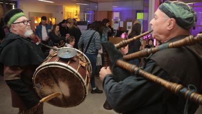 Bild: Wolfgang Steinbacher
Bernd von Ammenberg (rechts) und sein Begleiter Ulrich der Starke hießen die zahlreichen Besucherinnen und Besucher zur Eventnacht im Stadtmuseum Amberg willkommen.