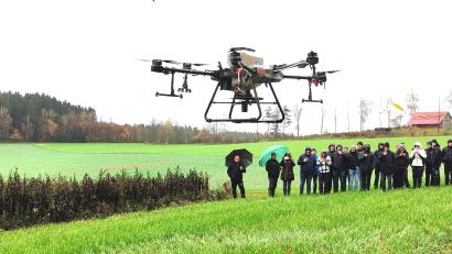 Bild: Portner
Säen ohne Traktor und Sämaschine: Die Drohne fliegt bei der Schauübung über den Acker mit Zwischenfrucht-Anbau im Oberviechtacher Ortsteil Hof.