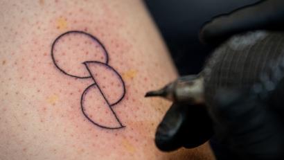 Symbolbild: Fabian Sommer/dpa
Bei einer Aktion der Organisation "Junge Helden" lässt sich eine Person ein Organspende-Tattoo stechen. Auch der Patientenbeauftragte der Staatsregierung, Thomas Zöller (Freie Wähler), will sich tätowieren lassen.