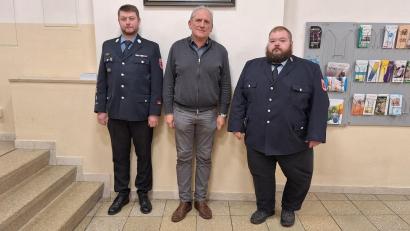 Bild: fks
Stefan Seiffert (links) ist neuer Kommandant der Feuerwehr Reuth. Sein Stellvertreter Christian Böhm (rechts) ist bereits seit 12 Jahren im Amt und wurde wiedergewählt. Bürgermeister Prucker (Mitte) freute sich über das ehrenamtliche Engagement.