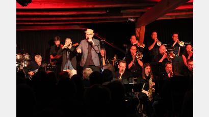 Bild: prh
Gedränge auf der Tennen-Bühne. Die beiden Mundartpoeten und Musiker Hubert Treml und Franz Schuier beim gemeinsamen Konzert mit der "King-Size-Bigband" auf dem Schafferhof, bei der auch eine Hommage an Neuhaus Premiere hatte.