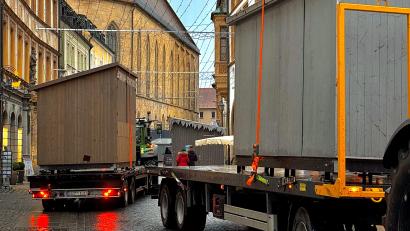 Bild: Peter Ringeisen
Man konnte meinen, man sei in einen Weihnachtsmarktstand-Stau geraten, so dicht an dicht folgte die Anlieferung zum Amberger Marktplatz.