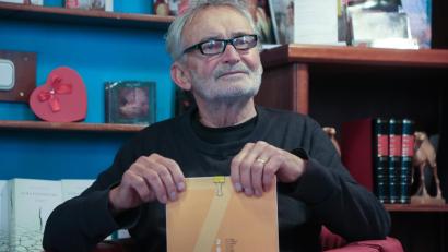 Bild: Wolfgang Steinbacher
Achim Hüttner, der Vorsitzende der IG Menschengerechte Stadt, stellt die siebte Auflage des Amberger Künstlerkalenders vor.