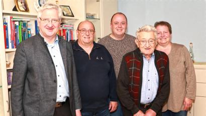 Bild: njn
Jubilar Julius Sulzer (Zweiter von rechts) mit (von links) Bürgermeister Johannes Reger, Thomas Sulzer, Felix Sulzer und Christine Sulzer.