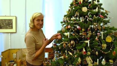 Bild: ubb
Der Weihnachtsbaum aus der Gründerzeit ist der ganze Stolz der Sammlerin. Hier vereinen sich Christbaumschmuckteile aus sämtlichen Materialien von Glas über Stroh bis hin zu Holz oder Porzellan.