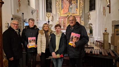 Bild: Sandra Bachmeier 
Thomas Ebnet (von links; Vorsitzender vom Verein "Hoffnung für Menschen e.V."), Wolfang Göldner (Veranstalter), Heidi Reil (Sängerin), Philipp Roher (Instrument), Lothar Höher (Bürgermeister und Schirmherr) nach dem MuT-Benefizkonzert in St. Sebastian.